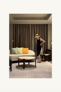Hélène | Hélène First Dress | Black | 
端正なシルエットが自信を宿す、凛としたリトルブラックドレス。
Captured at Grand Premier Room, Sindhorn Kempinski Hotel Bangkok.
ホテルステイやラウンジ、旅先のディナーに映える上品でタイムレスなクルーズラインのワンピース。
On Elegance. Timeless Travel Wear for Hotel Stay, Lounge and Cruising.