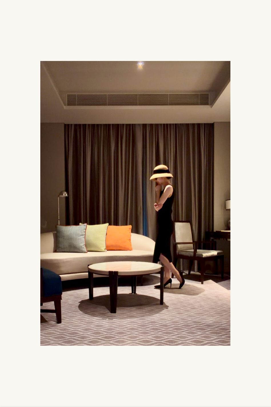 Hélène | Hélène First Dress | Black | 
端正なシルエットが自信を宿す、凛としたリトルブラックドレス。
Captured at Grand Premier Room, Sindhorn Kempinski Hotel Bangkok.
ホテルステイやラウンジ、旅先のディナーに映える上品でタイムレスなクルーズラインのワンピース。
On Elegance. Timeless Wardrobe for Hotel Stay, Lounge and Travel.