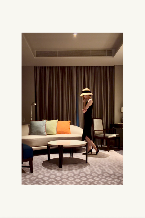 Hélène | Hélène First Dress | Black | 
端正なシルエットが自信を宿す、凛としたリトルブラックドレス。
Captured at Grand Premier Room, Sindhorn Kempinski Hotel Bangkok.
ホテルステイやラウンジ、旅先のディナーに映える上品でタイムレスなクルーズラインのワンピース。
On Elegance. Timeless Wardrobe for Hotel Stay, Lounge and Travel.
