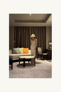 Hélène | Hélène First Dress | Ivory | 
気品漂うアイボリーが日常を彩る、ノースリーブのニットワンピース。
Captured at Grand Premier Room, Sindhorn Kempinski Hotel Bangkok.
ホテルステイやラウンジ、旅先のディナーに映える上品でタイムレスなクルーズラインのワンピース。
On Elegance. Timeless Travel Wear for Hotel Stay, Lounge and Cruising.