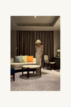 Hélène | Hélène First Dress | Ivory | 
気品漂うアイボリーが日常を彩る、ノースリーブのニットワンピース。
Captured at Grand Premier Room, Sindhorn Kempinski Hotel Bangkok.
ホテルステイやラウンジ、旅先のディナーに映える上品でタイムレスなクルーズラインのワンピース。
On Elegance. Timeless Travel Wear for Hotel Stay, Lounge and Cruising.