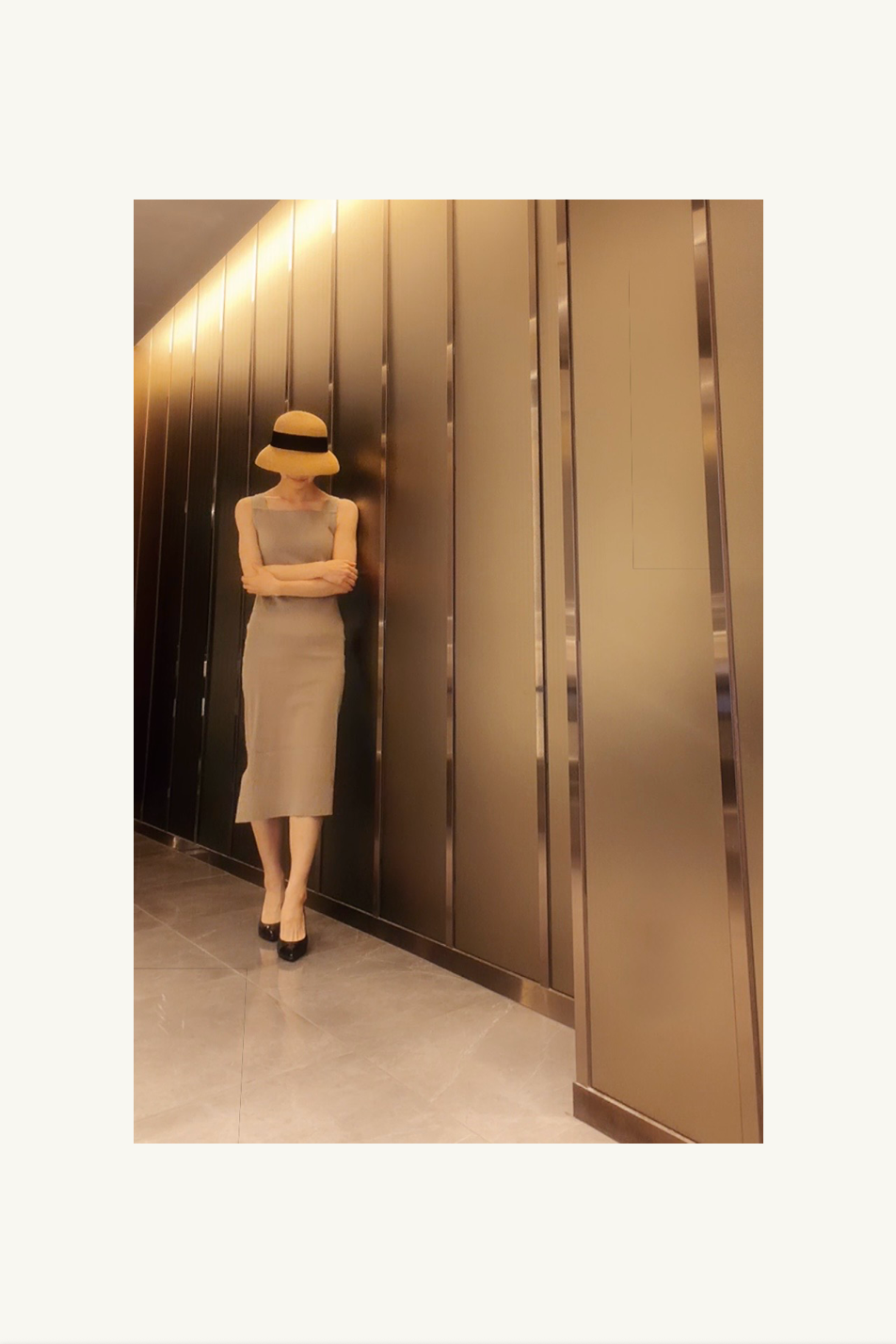 Hélène | Hélène First Dress | Taupe | 
知性と品格を纏う、トープカラーで端正に仕立てたノースリーブのニットワンピース。
On Elegance .
