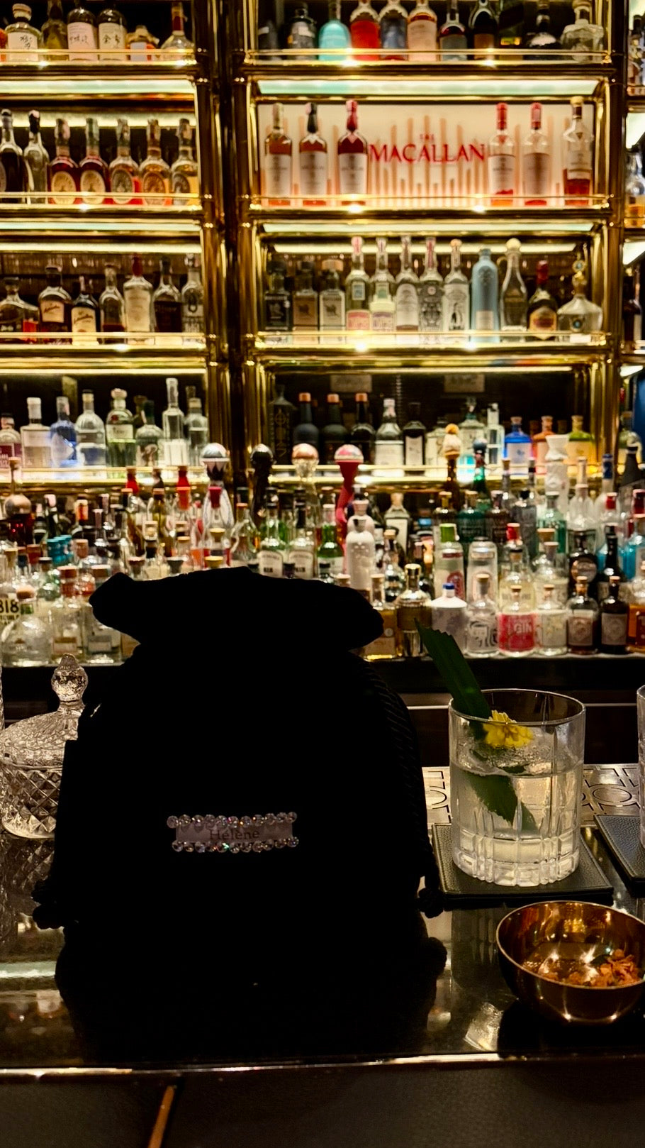 Hélène | Bag | Mademoiselle | Midnight | 
ミニバッグ・マドモアゼル。静寂な真夜中を思わせるミッドナイトブラックのベロアが、ジルコニアの輝きを星のように引き立てます。
Captured at Firefly Bar, Sindhorn Kempinski Hotel Bangkok.
ホテルステイやラウンジ、旅先のディナーに映える上品でタイムレスなクルーズラインのミニバッグ。
On Elegance. Timeless Travel Wear for Hotel Stay, Lounge and Cruising.