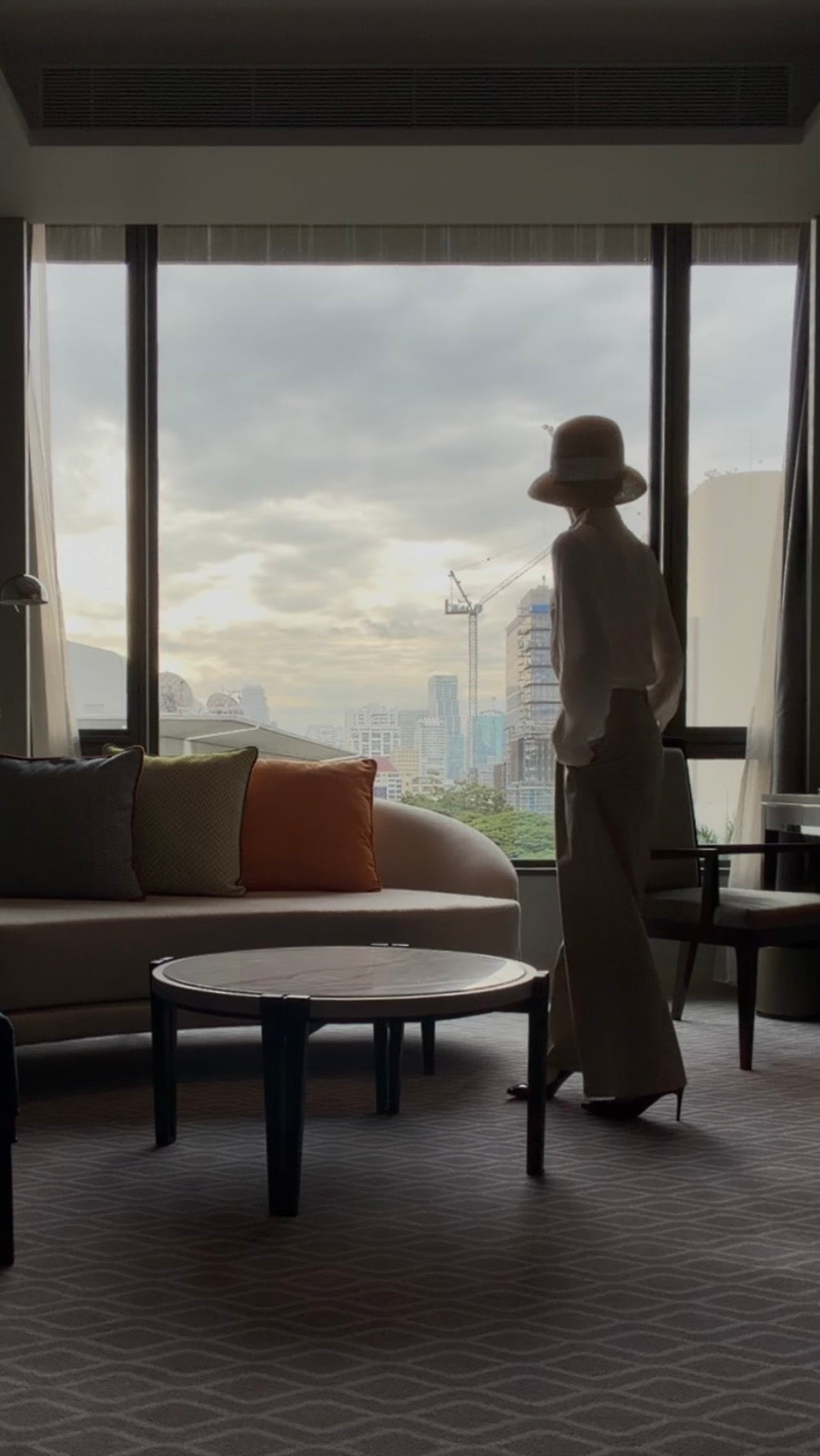 Hélène | Pants | Camille | Toffee | 
芳醇なトフィーカラーが描く、カミーユ・パンツの優雅なドレープ。
Captured at Grand Premier Room, 
Sindhorn Kempinski Hotel Bangkok.
機内ウェアとしても品格を保ち、ホテルステイやラウンジ、旅先のディナーに映える上品でタイムレスなクルーズラインのパンツ。
On Elegance. Timeless Travel Wear for Hotel Stay, Lounge and Cruising.