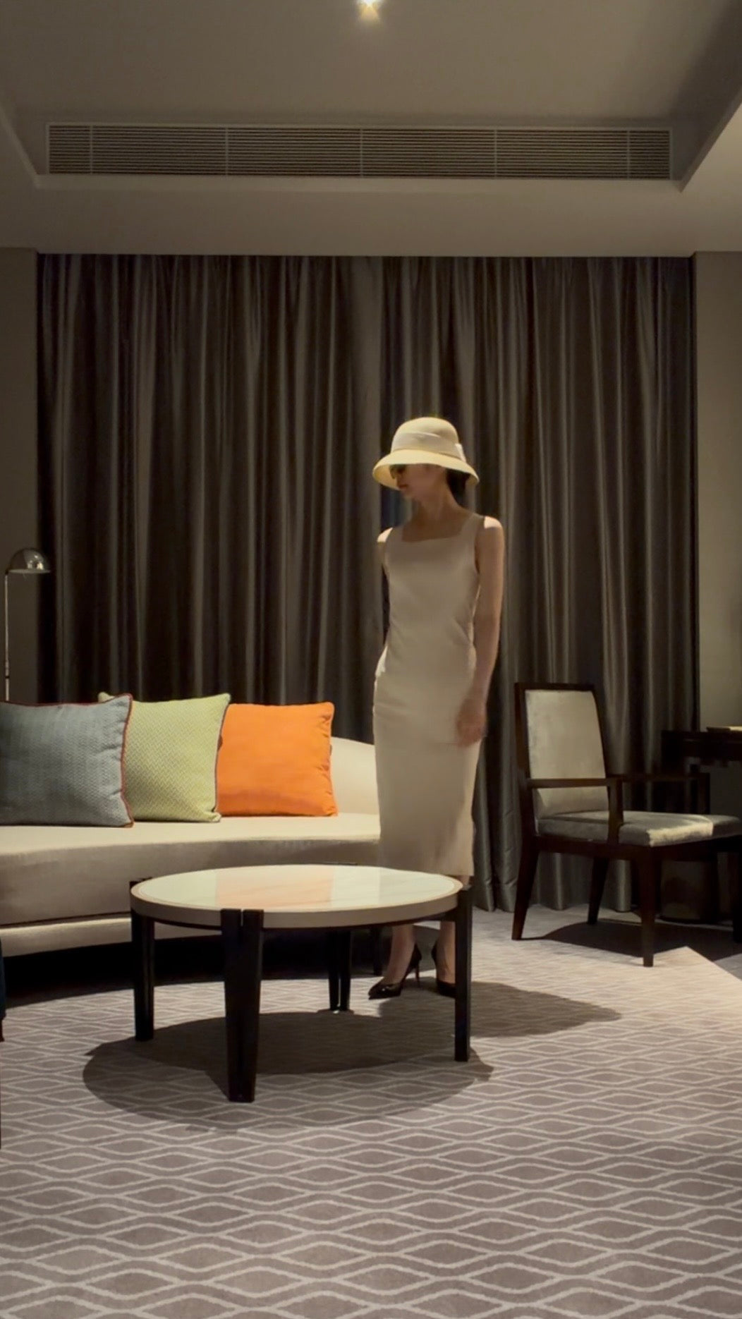 Hélène | Hélène First Dress | Ivory | 
気品漂うアイボリーが日常を彩る、ノースリーブのニットワンピース。
Captured at Grand Premier Room, Sindhorn Kempinski Hotel Bangkok.
ホテルステイやラウンジ、旅先のディナーに映える上品でタイムレスなクルーズラインのワンピース。
On Elegance. Timeless Travel Wear for Hotel Stay, Lounge and Cruising.