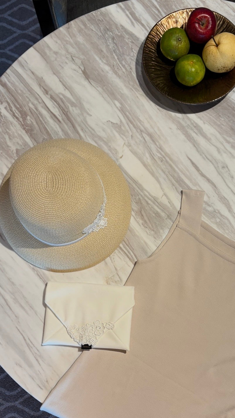 Hélène | Hat | Pauline | 
ナチュラルなラフィア素材に、細いベロアのリボンを品良く巻き付けた端正なストローハット。美しいシルエットが目元に静かな影を落とし、知性と品格で日常を彩る現代の淑女のための帽子。
Captured at Grand Premier Room, Sindhorn Kempinski Hotel Bangkok.
ホテルステイやラウンジ、旅先のディナーに映える上品でタイムレスなクルーズラインのハット。
On Elegance. Timeless Travel Wear for Hotel Stay, Lounge and Cruising.