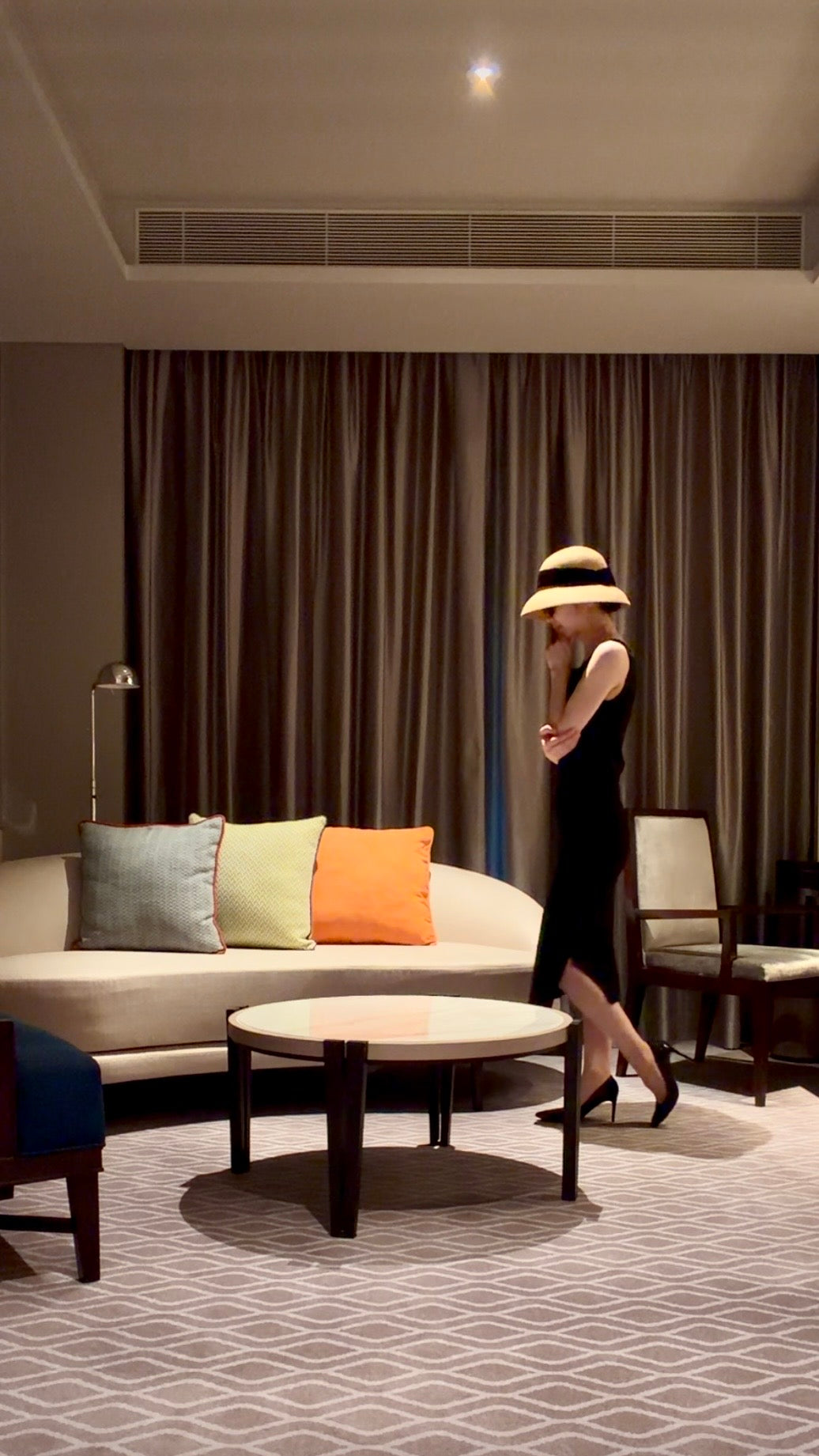 Hélène | Hélène First Dress | Black | 
端正なシルエットが自信を宿す、凛としたリトルブラックドレス。
On Elegance .