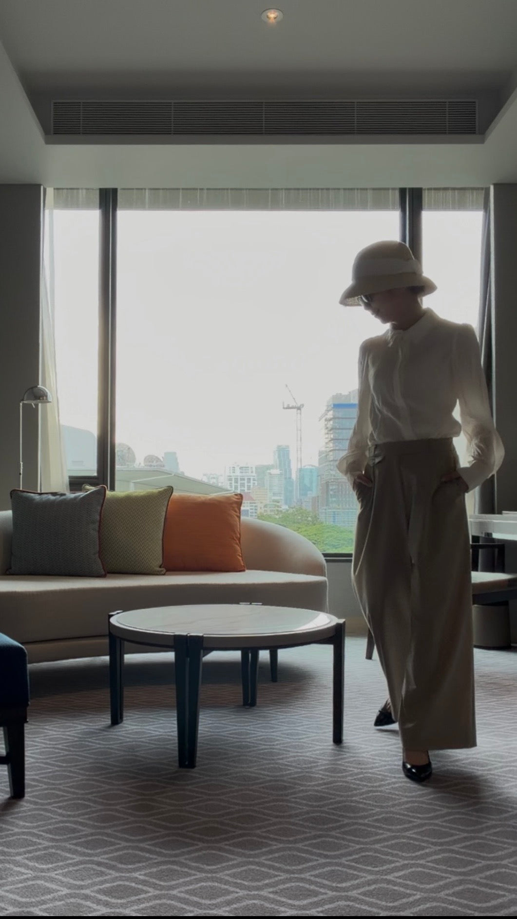 Hélène | Pants | Camille | Toffee | 
芳醇なトフィーカラーが描く、カミーユ・パンツの優雅なドレープ。
Captured at Grand Premier Room, Sindhorn Kempinski Hotel Bangkok.
機内ウェアとしても品格を保ち、ホテルステイやラウンジ、旅先のディナーに映える上品でタイムレスなクルーズラインのパンツ。
On Elegance. Timeless Travel Wear for Hotel Stay, Lounge and Cruising.