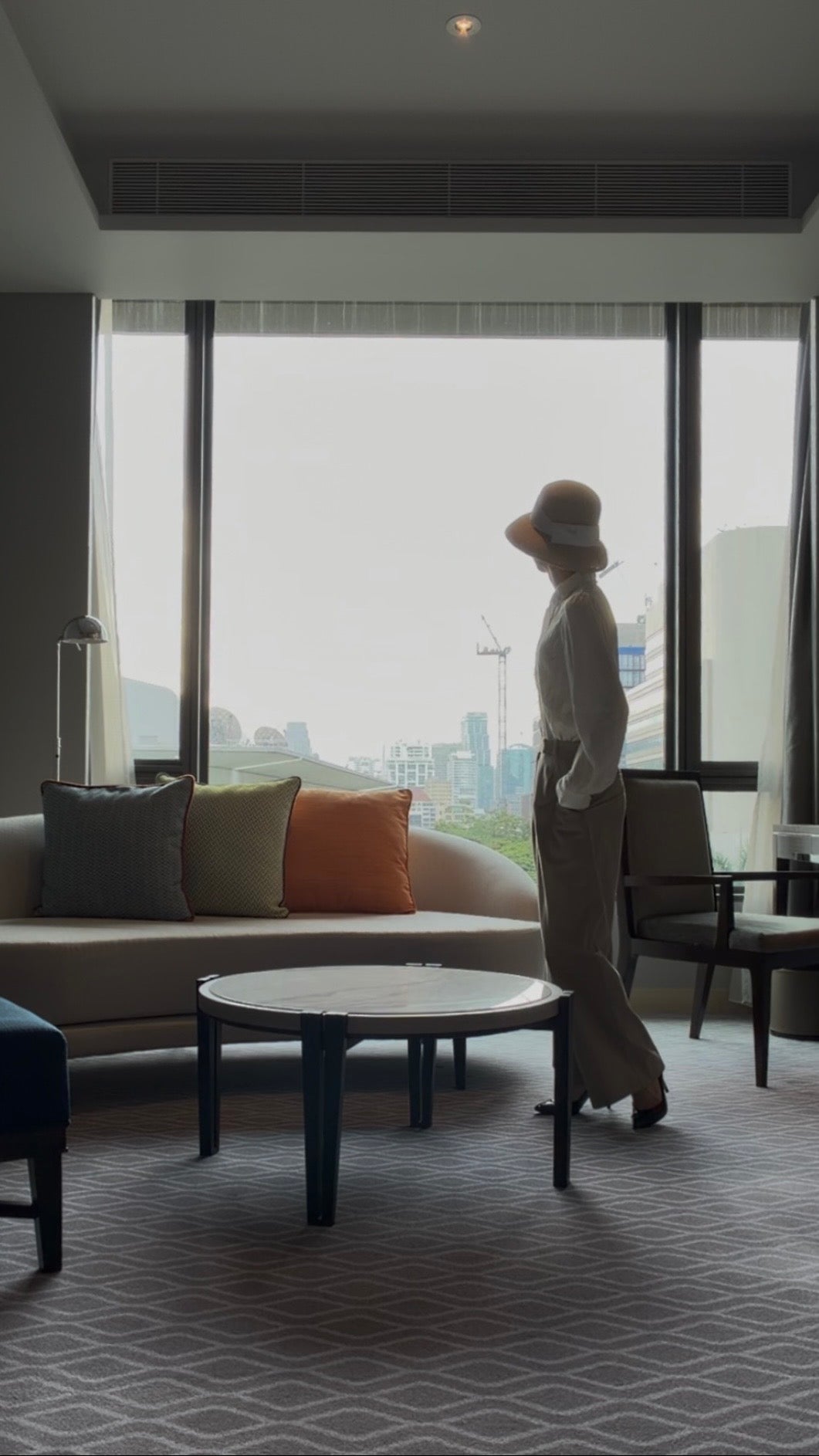 Hélène | Pants | Camille | Toffee | 
芳醇なトフィーカラーが描く、カミーユ・パンツの優雅なドレープ。
Captured at Grand Premier Room, Sindhorn Kempinski Hotel Bangkok.
機内ウェアとしても品格を保ち、ホテルステイやラウンジ、旅先のディナーに映える上品でタイムレスなクルーズラインのパンツ。
On Elegance. Timeless Travel Wear for Hotel Stay, Lounge and Cruising.