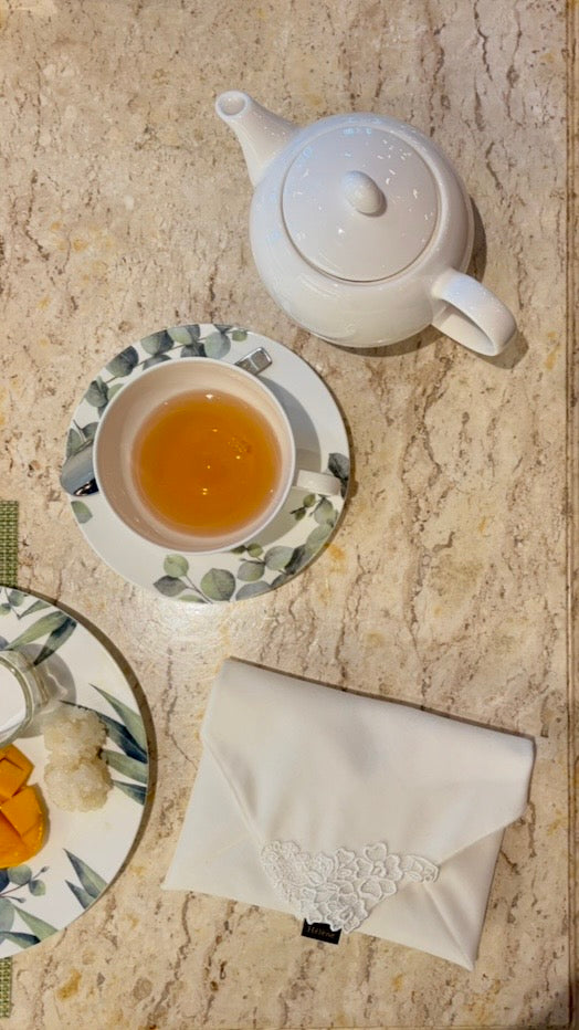 Hélène | Bag | Breakfast Flat | Swan | 
上質なベロア生地に繊細なレースをあしらった贅沢な仕立て。深みのある質感が陰影を生み出し、淑女の装いに静かな自信と知的な品格を添えるバッグです。
Captured at Flourish, Sindhorn Kempinski Hotel Bangkok.
ホテルステイやラウンジ、旅先のディナーに映える上品でタイムレスなクルーズラインのミニバッグ。
On Elegance. Timeless Travel Wear for Hotel Stay, Lounge and Cruising.