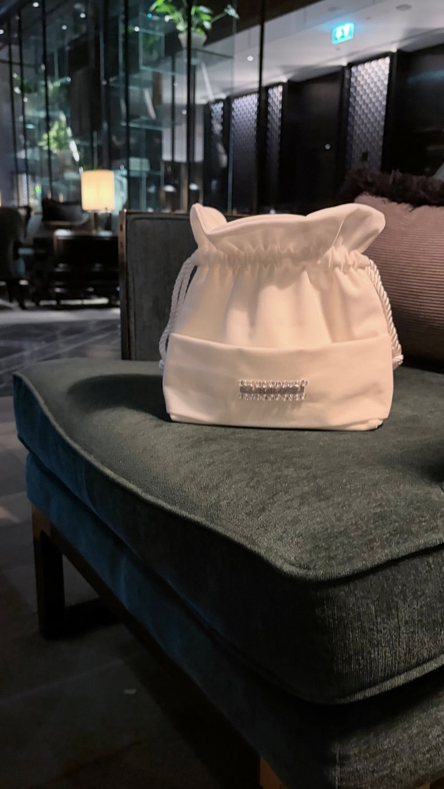 Hélène | Bag | Mademoiselle | Swan | 
ミニバッグ・マドモアゼル。白鳥の羽のように清らかなスワンホワイトのベロアが、持つ人を優雅にエスコートします。
Captured at Lobby Lounge, Sindhorn Kempinski Hotel Bangkok.
ホテルステイやラウンジ、旅先のディナーに映える上品でタイムレスなクルーズラインのミニバッグ。
On Elegance. Timeless Travel Wear for Hotel Stay, Lounge and Cruising.