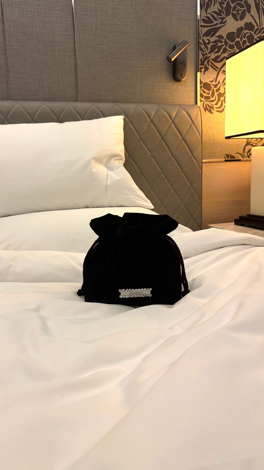 Hélène | Bag | Mademoiselle | Midnight | 
ミニバッグ・マドモアゼル。静寂な真夜中を思わせるミッドナイトブラックのベロアが、ジルコニアの輝きを星のように引き立てます。
Captured at Grand Premier Room, Sindhorn Kempinski Hotel Bangkok.
ホテルステイやラウンジ、旅先のディナーに映える上品でタイムレスなクルーズラインのミニバッグ。
On Elegance. Timeless Travel Wear for Hotel Stay, Lounge and Cruising.