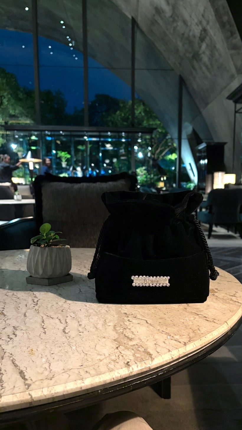 Hélène | Bag | Mademoiselle | Midnight | 
ミニバッグ・マドモアゼル。静寂な真夜中を思わせるミッドナイトブラックのベロアが、ジルコニアの輝きを星のように引き立てます。
Captured at Lobby Lounge, Sindhorn Kempinski Hotel Bangkok.
ホテルステイやラウンジ、旅先のディナーに映える上品でタイムレスなクルーズラインのミニバッグ。
On Elegance. Timeless Travel Wear for Hotel Stay, Lounge and Cruising.
