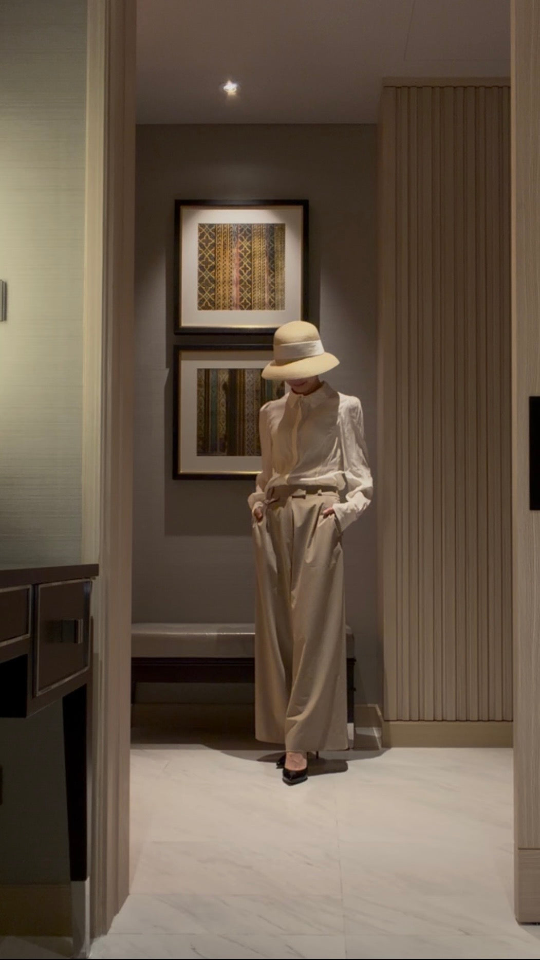 Hélène | Pants | Camille | Toffee | 
芳醇なトフィーカラーが描く、カミーユ・パンツの優雅なドレープ。
Captured at Grand Premier Room, Sindhorn Kempinski Hotel Bangkok.
機内ウェアとしても品格を保ち、ホテルステイやラウンジ、旅先のディナーに映える上品でタイムレスなクルーズラインのパンツ。
On Elegance. Timeless Travel Wear for Hotel Stay, Lounge and Cruising.
