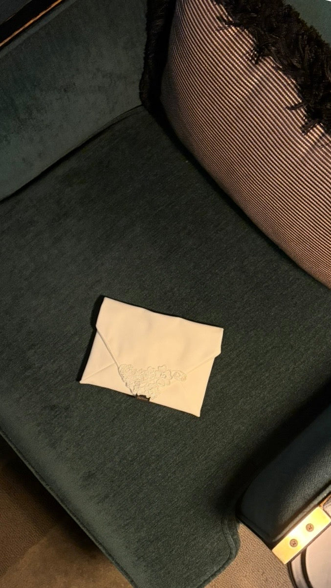 Hélène | Bag | Breakfast Flat | Swan | 
上質なベロア生地に繊細なレースをあしらった贅沢な仕立て。深みのある質感が陰影を生み出し、淑女の装いに静かな自信と知的な品格を添えるバッグです。
Captured at Lobby Lounge, Sindhorn Kempinski Hotel Bangkok.
ホテルステイやラウンジ、旅先のディナーに映える上品でタイムレスなクルーズラインのミニバッグ。
On Elegance. Timeless Travel Wear for Hotel Stay, Lounge and Cruising.