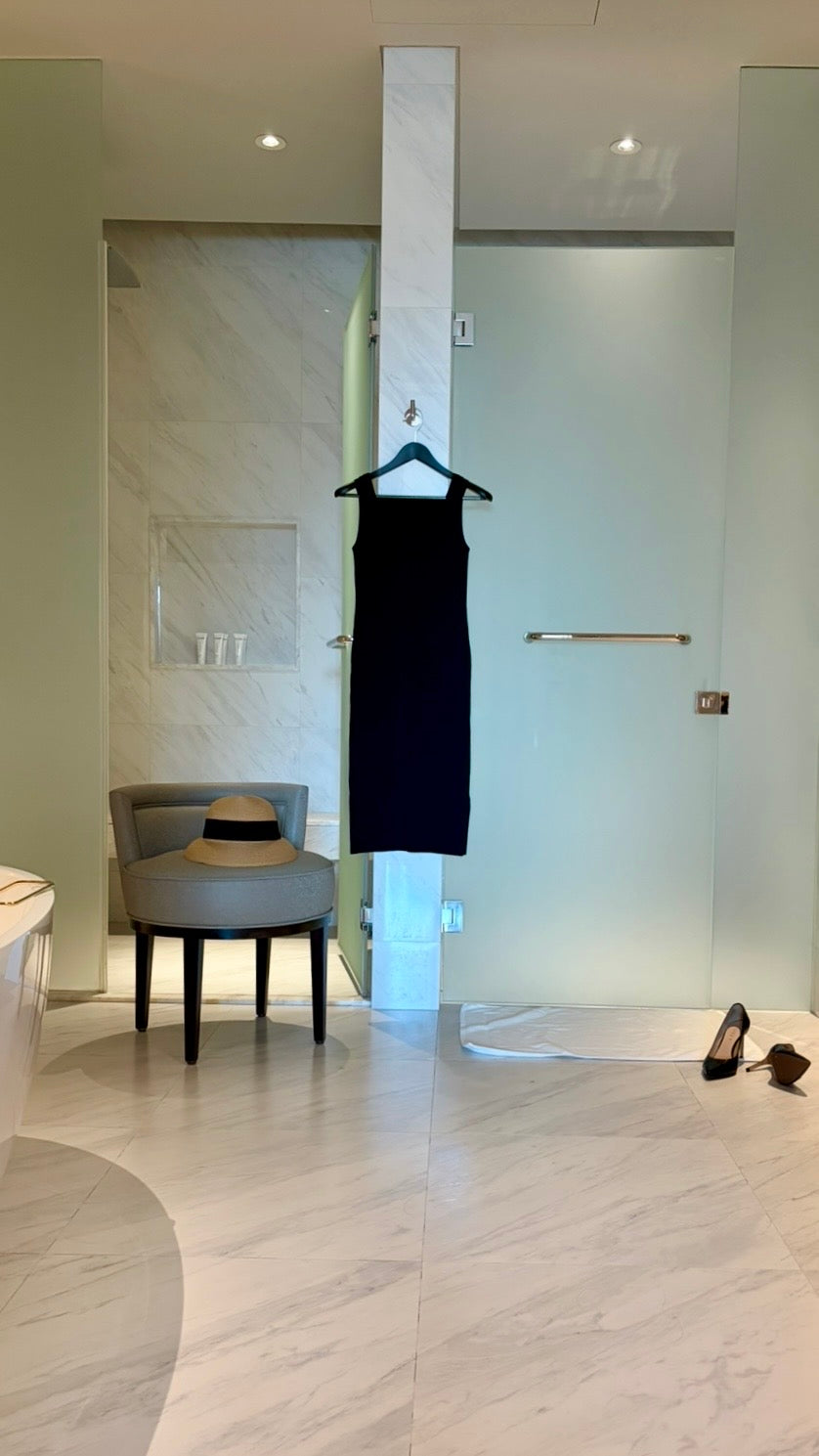 Hélène | Hélène First Dress | Black | 
端正なシルエットが自信を宿す、凛としたリトルブラックドレス。
Captured at Grand Premier Room, Sindhorn Kempinski Hotel Bangkok.
ホテルステイやラウンジ、旅先のディナーに映える上品でタイムレスなクルーズラインのワンピース。
On Elegance. Timeless Travel Wear for Hotel Stay, Lounge and Cruising.