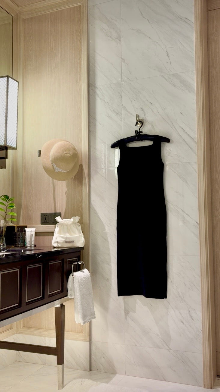 Hélène | Hélène First Dress | Black | 
端正なシルエットが自信を宿す、凛としたリトルブラックドレス。
Captured at Grand Premier Room, Sindhorn Kempinski Hotel Bangkok.
ホテルステイやラウンジ、旅先のディナーに映える上品でタイムレスなクルーズラインのワンピース。
On Elegance. Timeless Travel Wear for Hotel Stay, Lounge and Cruising.