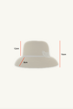 Hélène | Hat | Pauline の採寸サイズガイド。
ナチュラルなラフィア素材に、細いベロアのリボンを品良く巻き付けた端正なストローハット。美しいシルエットが目元に静かな影を落とし、知性と品格で日常を彩る現代の淑女のための帽子。
ホテルステイやラウンジ、旅先のディナーに映える上品でタイムレスなクルーズラインのハット。
On Elegance. Timeless Travel Wear for Hotel Stay, Lounge and Cruising.