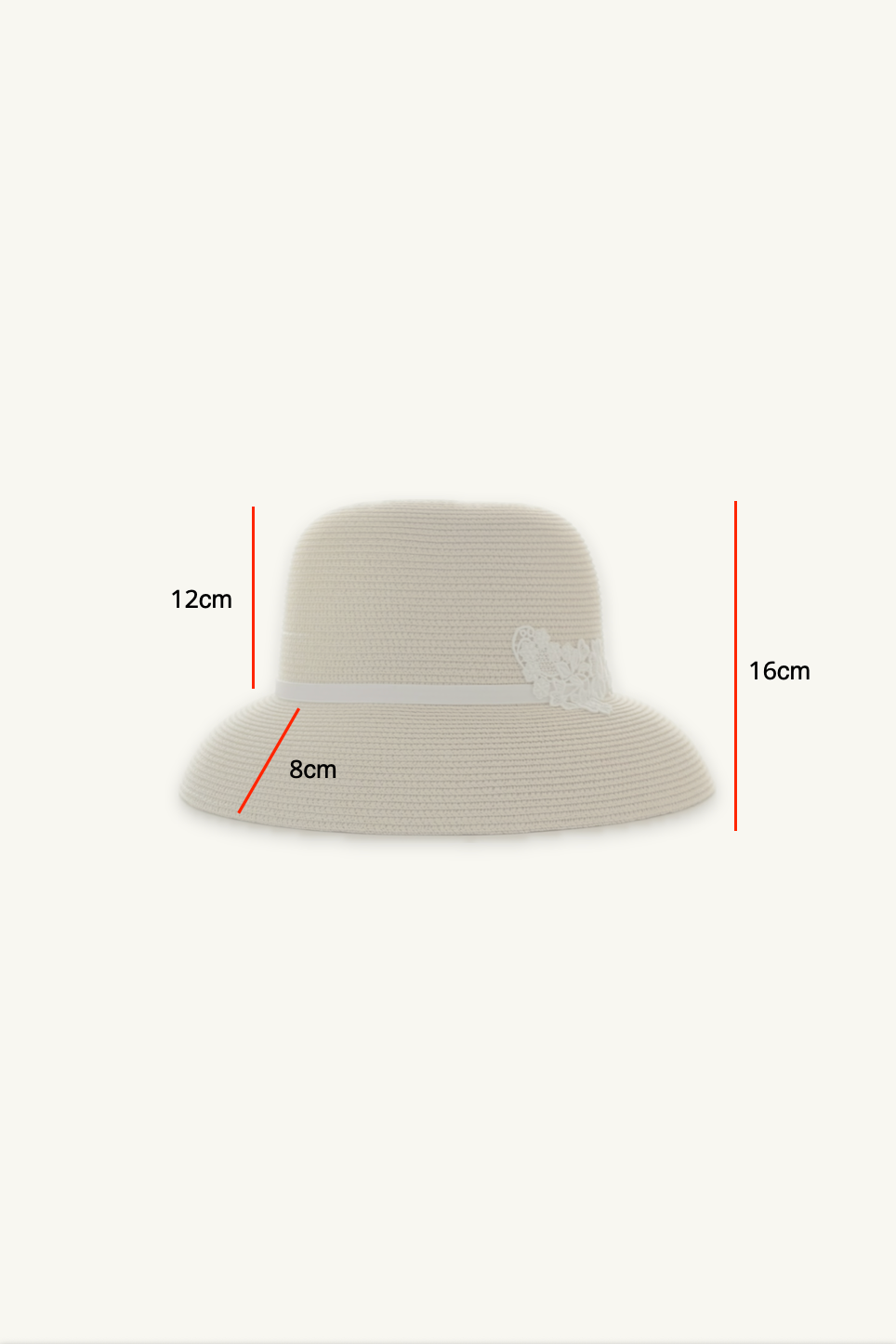 Hélène | Hat | Pauline の採寸サイズガイド。
ナチュラルなラフィア素材に、細いベロアのリボンを品良く巻き付けた端正なストローハット。美しいシルエットが目元に静かな影を落とし、知性と品格で日常を彩る現代の淑女のための帽子。
ホテルステイやラウンジ、旅先のディナーに映える上品でタイムレスなクルーズラインのハット。
On Elegance. Timeless Travel Wear for Hotel Stay, Lounge and Cruising.