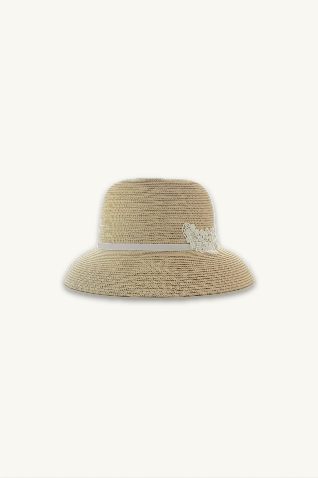 Hélène | Hat | Pauline | 
ナチュラルなラフィア素材に、細いベロアのリボンを品良く巻き付けた端正なストローハット。美しいシルエットが目元に静かな影を落とし、知性と品格で日常を彩る現代の淑女のための帽子。
On Elegance .