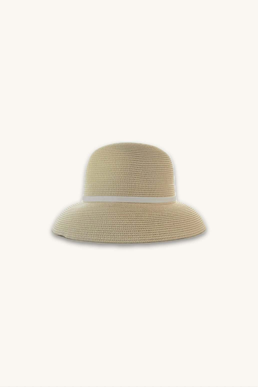 Hélène | Hat | Pauline | 
ナチュラルなラフィア素材に、細いベロアのリボンを品良く巻き付けた端正なストローハット。美しいシルエットが目元に静かな影を落とし、知性と品格で日常を彩る現代の淑女のための帽子。
On Elegance .