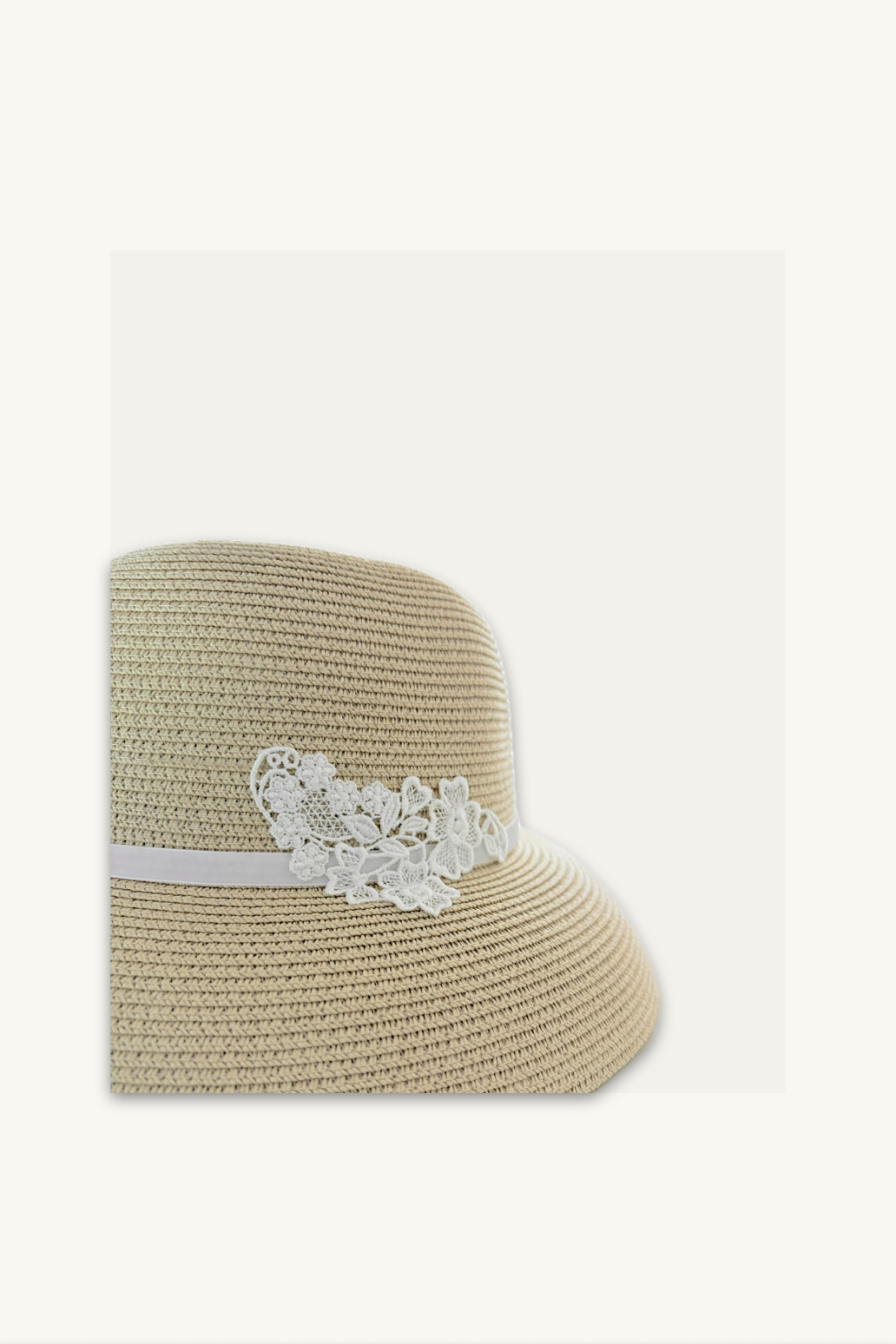 Hélène | Hat | Pauline | 
ナチュラルなラフィア素材に、細いベロアのリボンを品良く巻き付けた端正なストローハット。美しいシルエットが目元に静かな影を落とし、知性と品格で日常を彩る現代の淑女のための帽子。
On Elegance .
