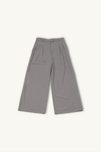Hélène | Pants | Camille | sesame | 
温かみのあるセサミカラーが描く、カミーユ・パンツの優雅なドレープ。
機内ウェアとしても品格を保ち、ホテルステイやラウンジ、旅先のディナーに映える上品でタイムレスなクルーズラインのパンツ。
On Elegance. Timeless Travel Wear for Hotel Stay, Lounge and Cruising.