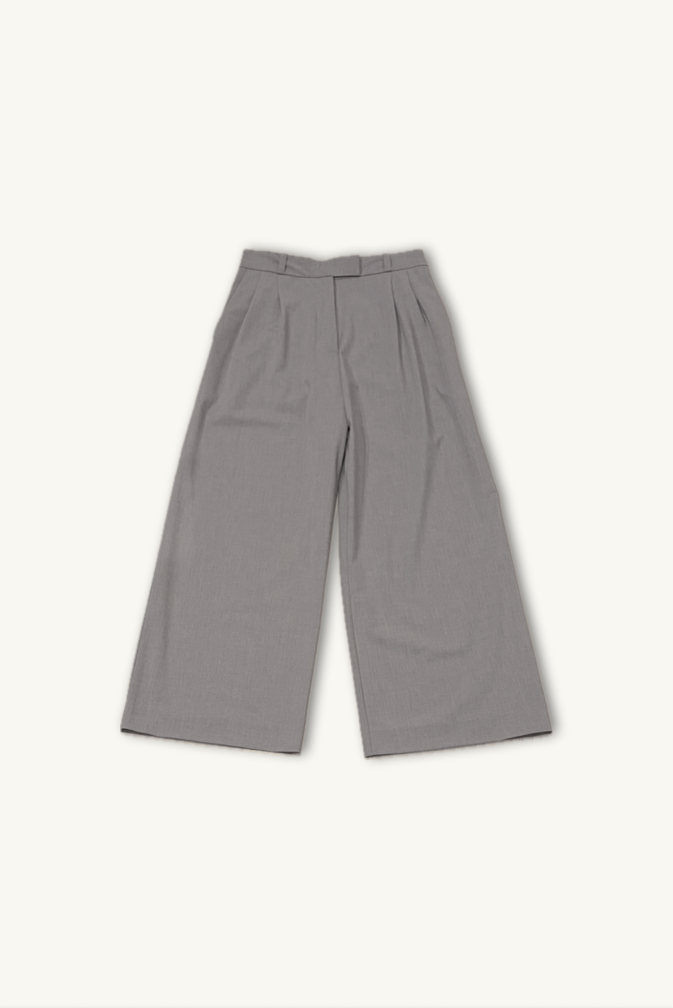 Hélène | Pants | Camille | sesame | 
温かみのあるセサミカラーが描く、カミーユ・パンツの優雅なドレープ。
機内ウェアとしても品格を保ち、ホテルステイやラウンジ、旅先のディナーに映える上品でタイムレスなクルーズラインのパンツ。
On Elegance. Timeless Travel Wear for Hotel Stay, Lounge and Cruising.