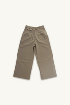 Hélène Pants | Camille | Toffee | 芳醇なトフィーカラーが描く、カミーユ・パンツの優雅なドレープ | On Elegance .