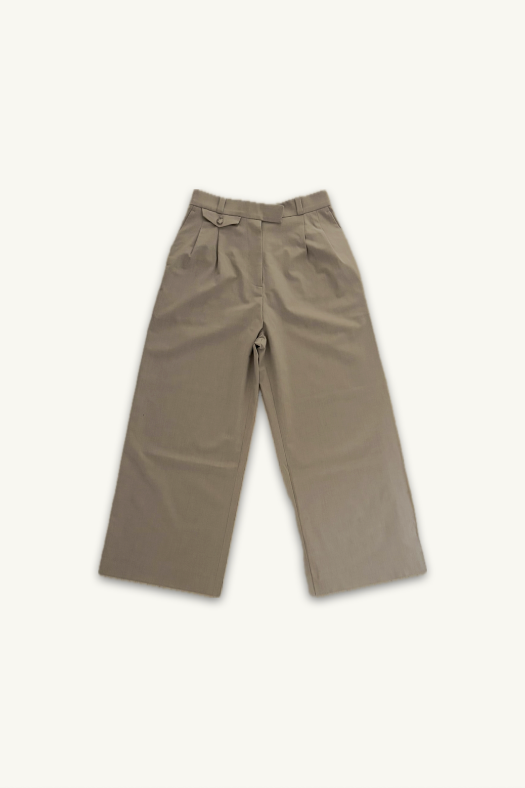 Hélène Pants | Camille | Toffee | 芳醇なトフィーカラーが描く、カミーユ・パンツの優雅なドレープ | On Elegance .