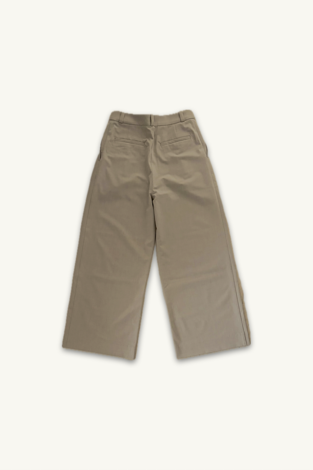 Hélène Pants | Camille | Toffee | 芳醇なトフィーカラーが描く、カミーユ・パンツの優雅なドレープ | On Elegance .