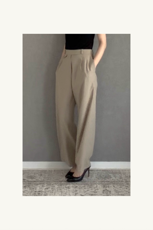 Hélène Pants | Camille | Toffee | 芳醇なトフィーカラーが描く、カミーユ・パンツの優雅なドレープ | On Elegance .