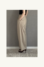 Hélène Pants | Camille | Toffee | 芳醇なトフィーカラーが描く、カミーユ・パンツの優雅なドレープ | On Elegance .