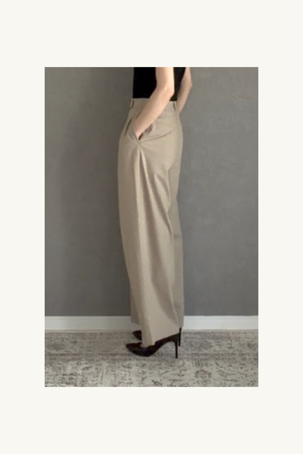 Hélène Pants | Camille | Toffee | 芳醇なトフィーカラーが描く、カミーユ・パンツの優雅なドレープ | On Elegance .