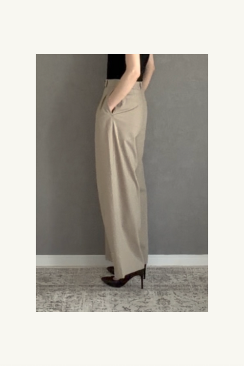 Hélène Pants | Camille | Toffee | 芳醇なトフィーカラーが描く、カミーユ・パンツの優雅なドレープ | On Elegance .