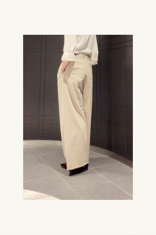 Hélène | Pants | Camille | Toffee | 
芳醇なトフィーカラーが描く、カミーユ・パンツの優雅なドレープ。
On Elegance .