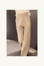 Hélène | Pants | Camille | Toffee | 
芳醇なトフィーカラーが描く、カミーユ・パンツの優雅なドレープ。
On Elegance .