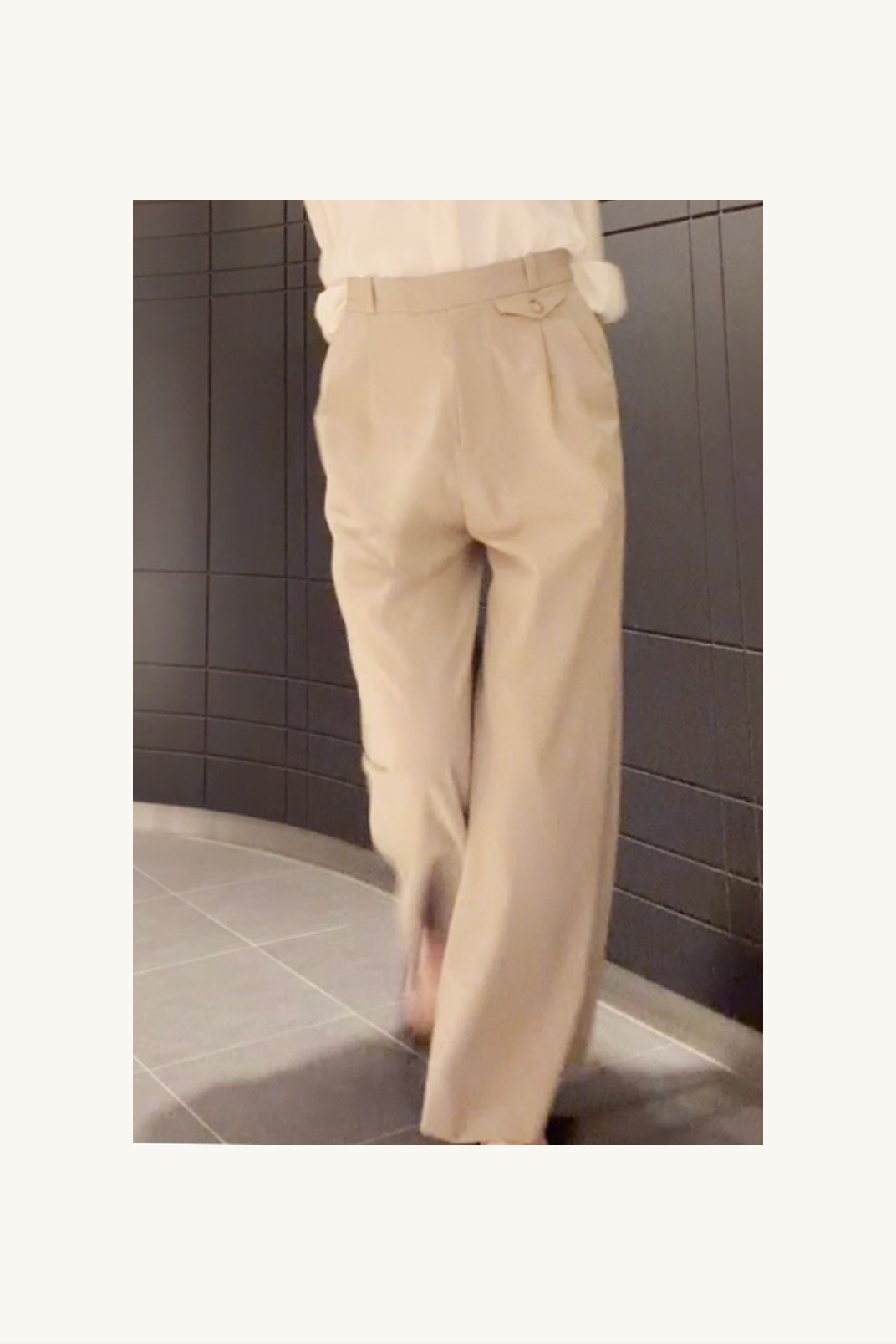 Hélène | Pants | Camille | Toffee | 
芳醇なトフィーカラーが描く、カミーユ・パンツの優雅なドレープ。
On Elegance .