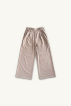 Hélène | Pants | Camille | Toffee | 
芳醇なトフィーカラーが描く、カミーユ・パンツの優雅なドレープ。
On Elegance .