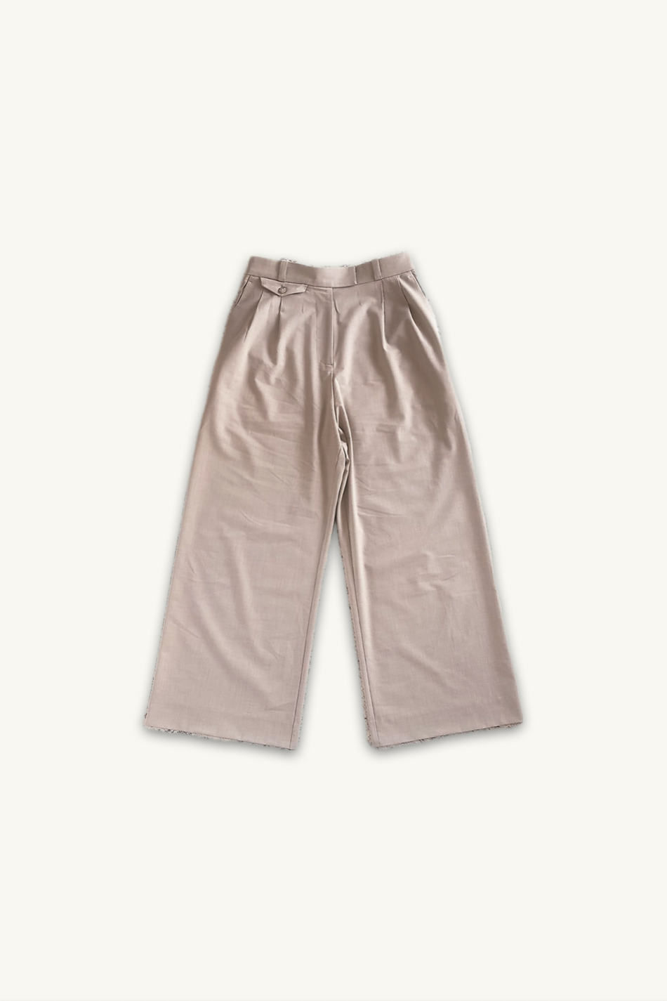 Hélène | Pants | Camille | Toffee | 
芳醇なトフィーカラーが描く、カミーユ・パンツの優雅なドレープ。
On Elegance .