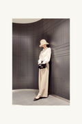 Hélène | Pants | Camille | Toffee | 
芳醇なトフィーカラーが描く、カミーユ・パンツの優雅なドレープ。
On Elegance .