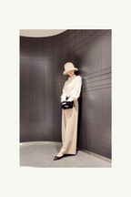 Hélène | Pants | Camille | Toffee | 
芳醇なトフィーカラーが描く、カミーユ・パンツの優雅なドレープ。
On Elegance .