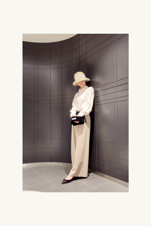 Hélène | Pants | Camille | Toffee | 
芳醇なトフィーカラーが描く、カミーユ・パンツの優雅なドレープ。
On Elegance .