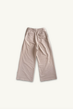 Hélène | Pants | Camille | Toffee | 
芳醇なトフィーカラーが描く、カミーユ・パンツの優雅なドレープ。
On Elegance .