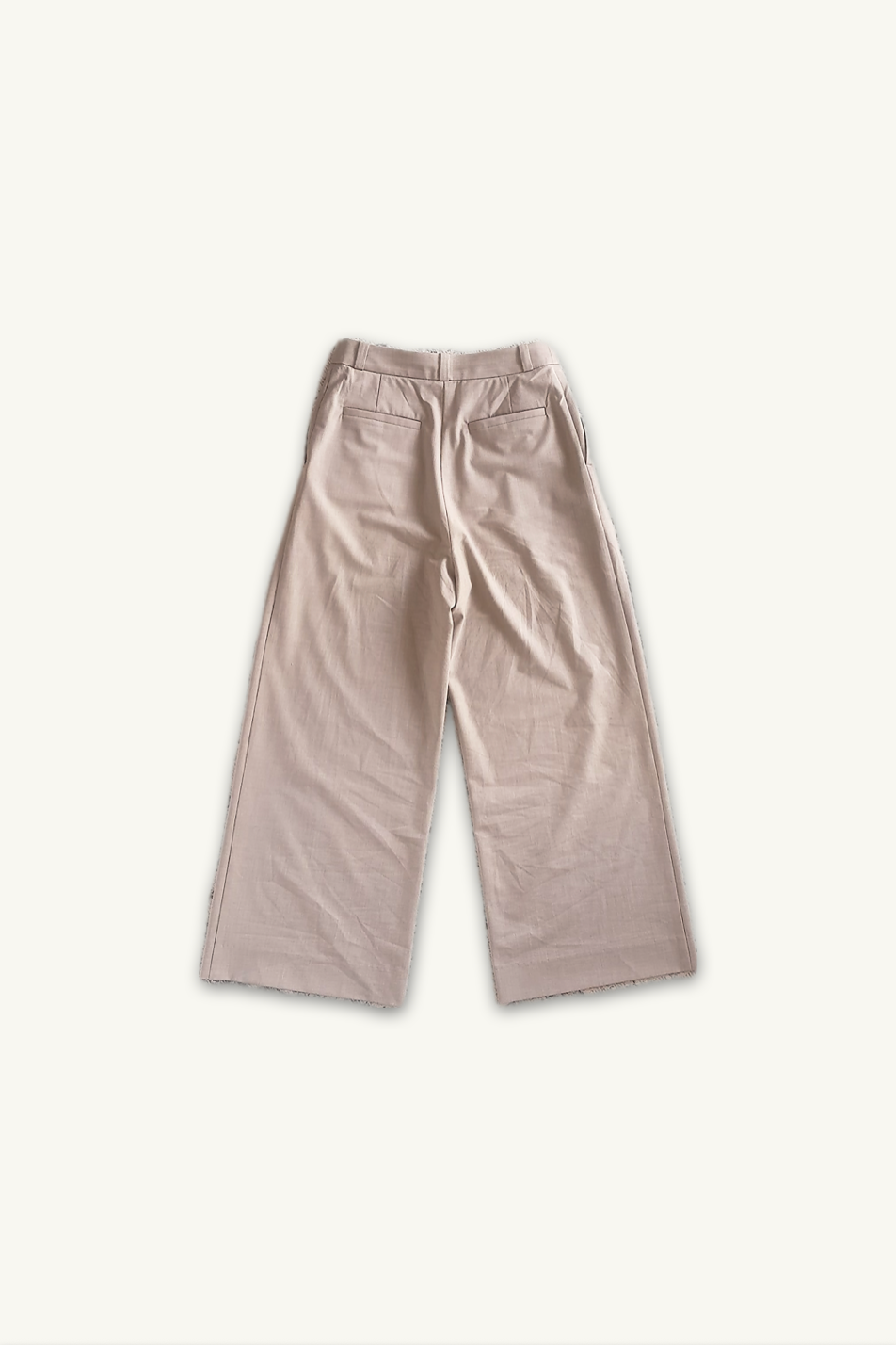 Hélène | Pants | Camille | Toffee | 
芳醇なトフィーカラーが描く、カミーユ・パンツの優雅なドレープ。
On Elegance .
