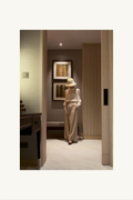 Hélène | Pants | Camille | Toffee | 
芳醇なトフィーカラーが描く、カミーユ・パンツの優雅なドレープ。
Captured at Grand Premier Room, Sindhorn Kempinski Hotel Bangkok.
機内ウェアとしても品格を保ち、ホテルステイやラウンジ、旅先のディナーに映える上品でタイムレスなクルーズラインのパンツ。
On Elegance. Timeless Travel Wear for Hotel Stay, Lounge and Cruising.