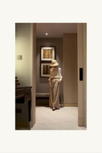 Hélène | Pants | Camille | Toffee | 
芳醇なトフィーカラーが描く、カミーユ・パンツの優雅なドレープ。
Captured at Grand Premier Room, Sindhorn Kempinski Hotel Bangkok.
機内ウェアとしても品格を保ち、ホテルステイやラウンジ、旅先のディナーに映える上品でタイムレスなクルーズラインのパンツ。
On Elegance. Timeless Travel Wear for Hotel Stay, Lounge and Cruising.