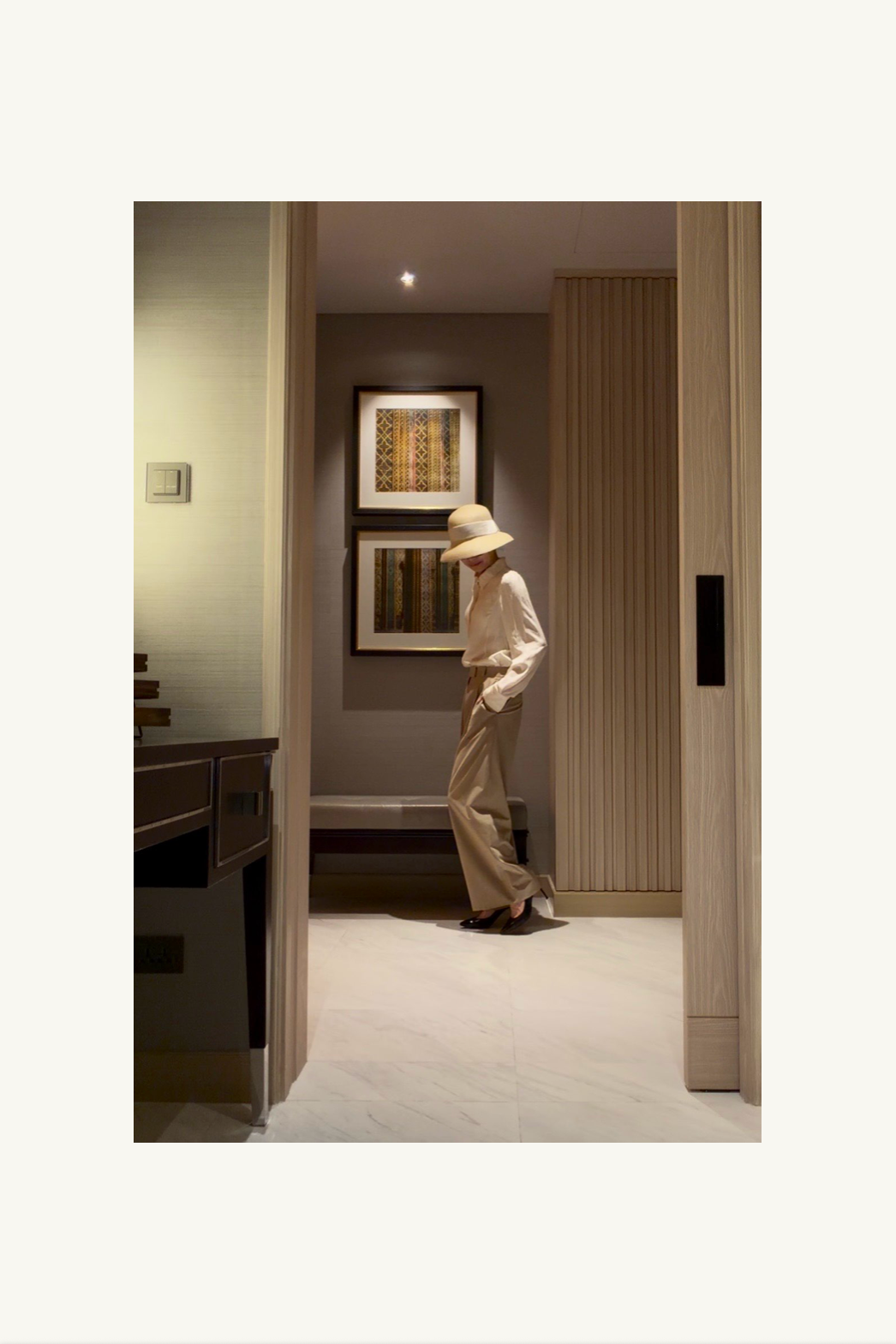 Hélène | Pants | Camille | Toffee | 
芳醇なトフィーカラーが描く、カミーユ・パンツの優雅なドレープ。
Captured at Grand Premier Room, Sindhorn Kempinski Hotel Bangkok.
機内ウェアとしても品格を保ち、ホテルステイやラウンジ、旅先のディナーに映える上品でタイムレスなクルーズラインのパンツ。
On Elegance. Timeless Wardrobe for Hotel Stay, Lounge and Travel.