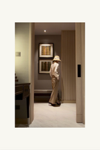 Hélène | Pants | Camille | Toffee | 
芳醇なトフィーカラーが描く、カミーユ・パンツの優雅なドレープ。
Captured at Grand Premier Room, Sindhorn Kempinski Hotel Bangkok.
機内ウェアとしても品格を保ち、ホテルステイやラウンジ、旅先のディナーに映える上品でタイムレスなクルーズラインのパンツ。
On Elegance. Timeless Travel Wear for Hotel Stay, Lounge and Cruising.