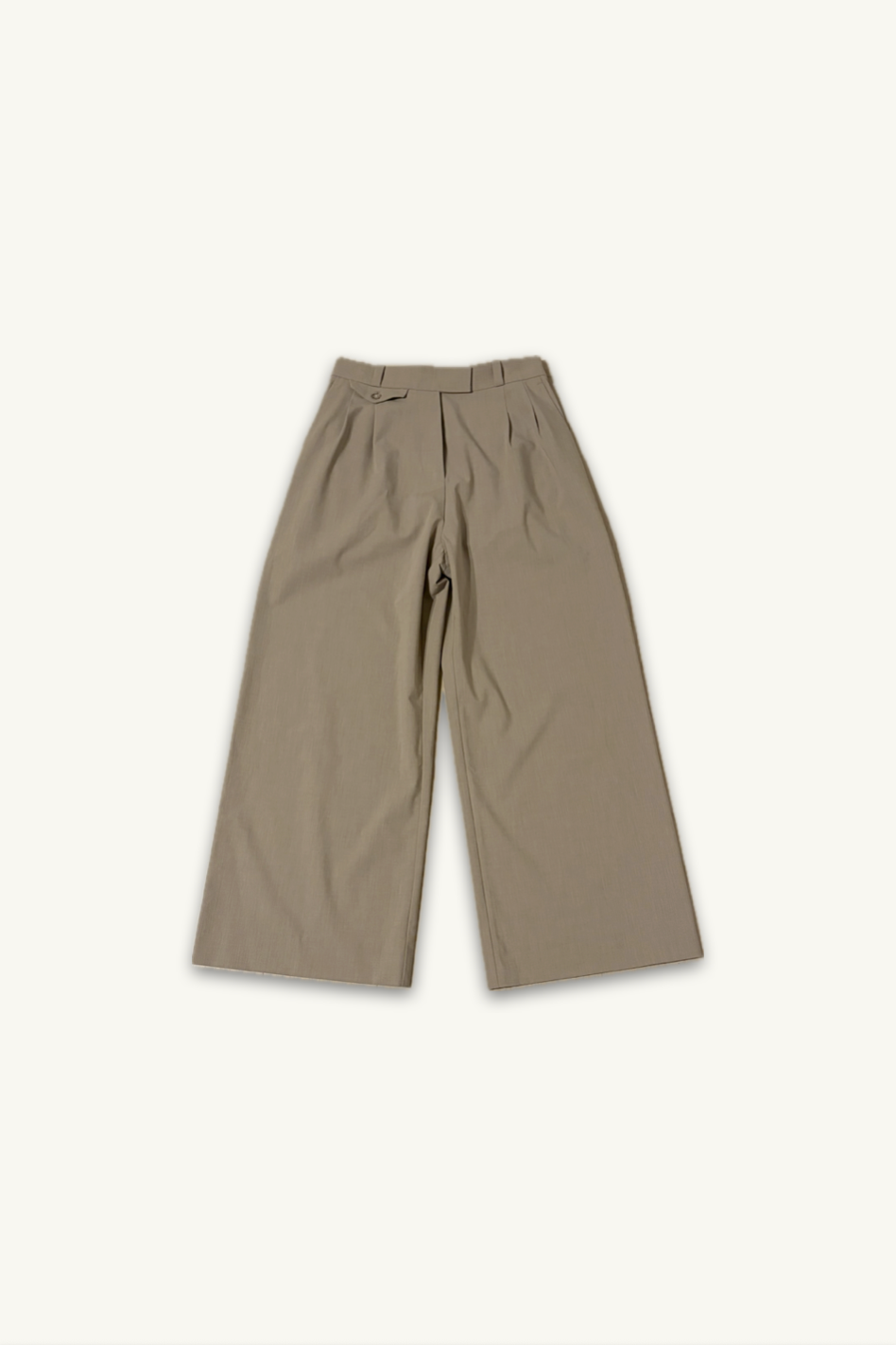 Hélène | Pants | Camille | Toffee | 
芳醇なトフィーカラーが描く、カミーユ・パンツの優雅なドレープ。
機内ウェアとしても品格を保ち、ホテルステイやラウンジ、旅先のディナーに映える上品でタイムレスなクルーズラインのパンツ。
On Elegance. Timeless Wardrobe for Hotel Stay, Lounge and Travel.
